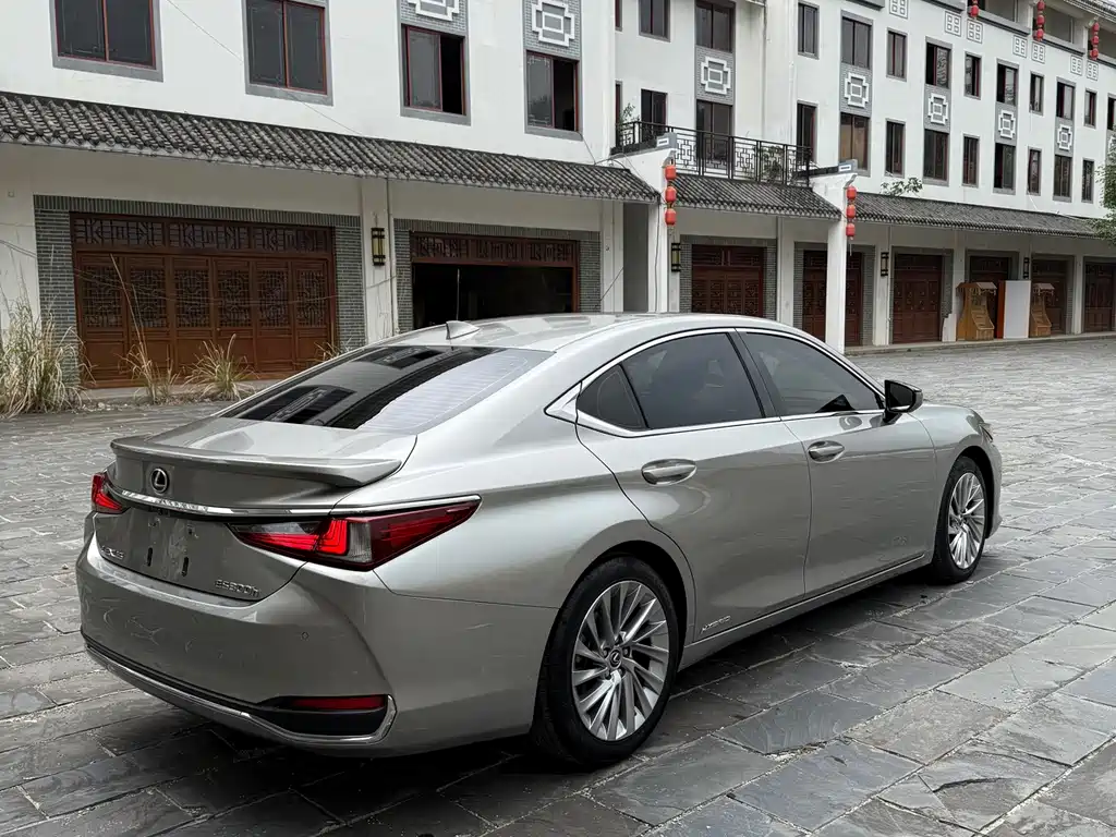 Lexus ES 2020 — фото 11