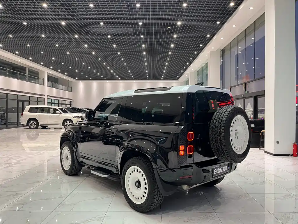 Land Rover Defender 2023 — фото 13