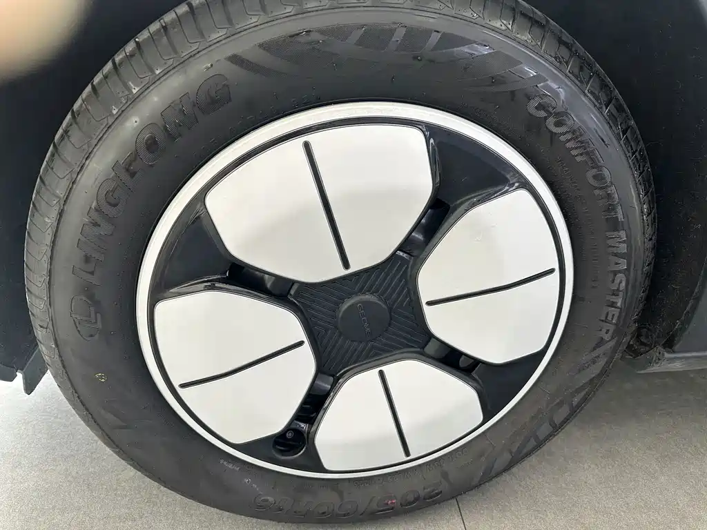 Geely Galaxy Starwish 2025 — фото 11