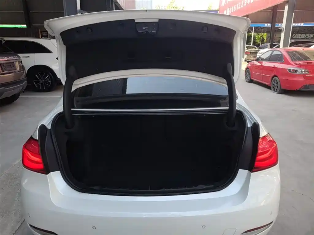 BMW 3 Series 2018 — фото 19