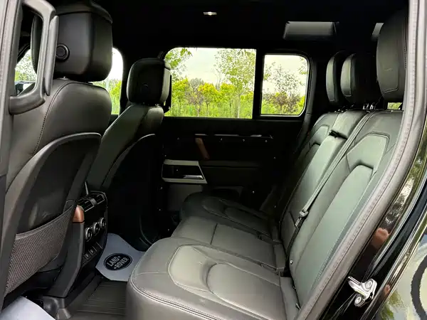 Land Rover Defender 2024