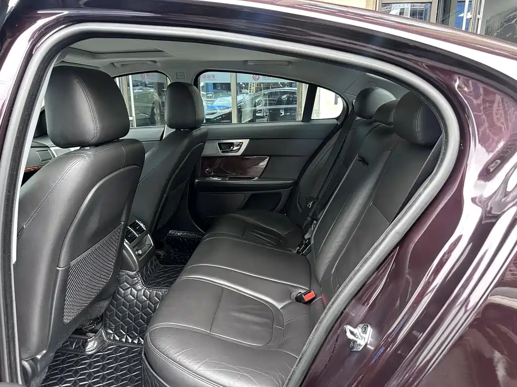 Jaguar XF 2014 — фото 12
