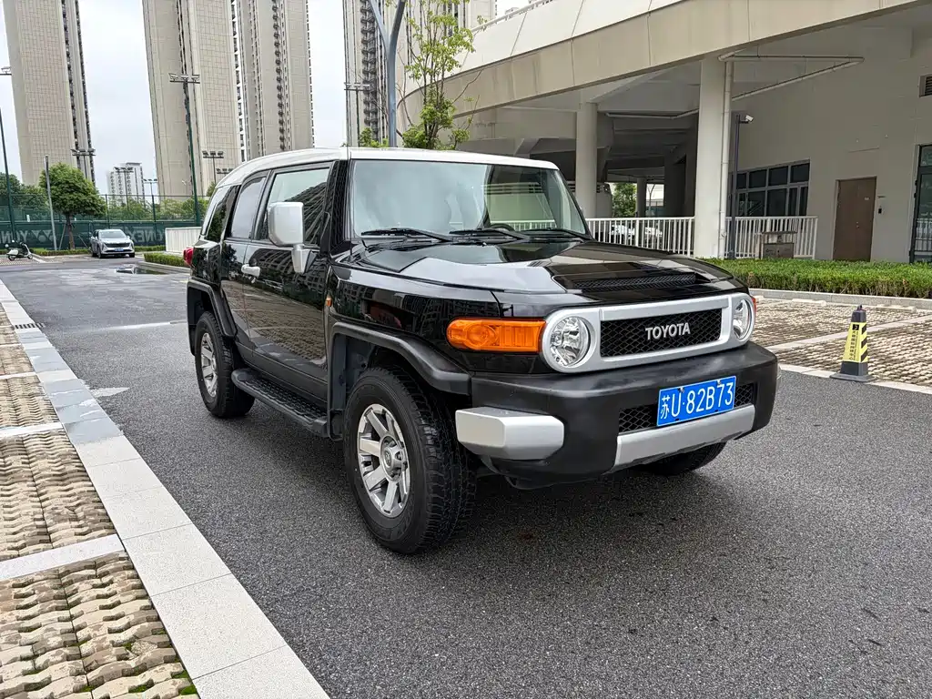Toyota FJ Cruiser 2014 — фото 3