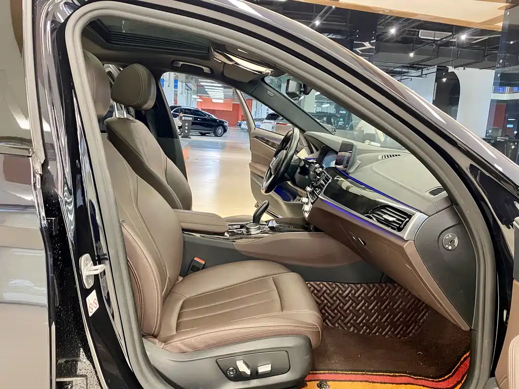 BMW 5 Series 2019 — фото 14