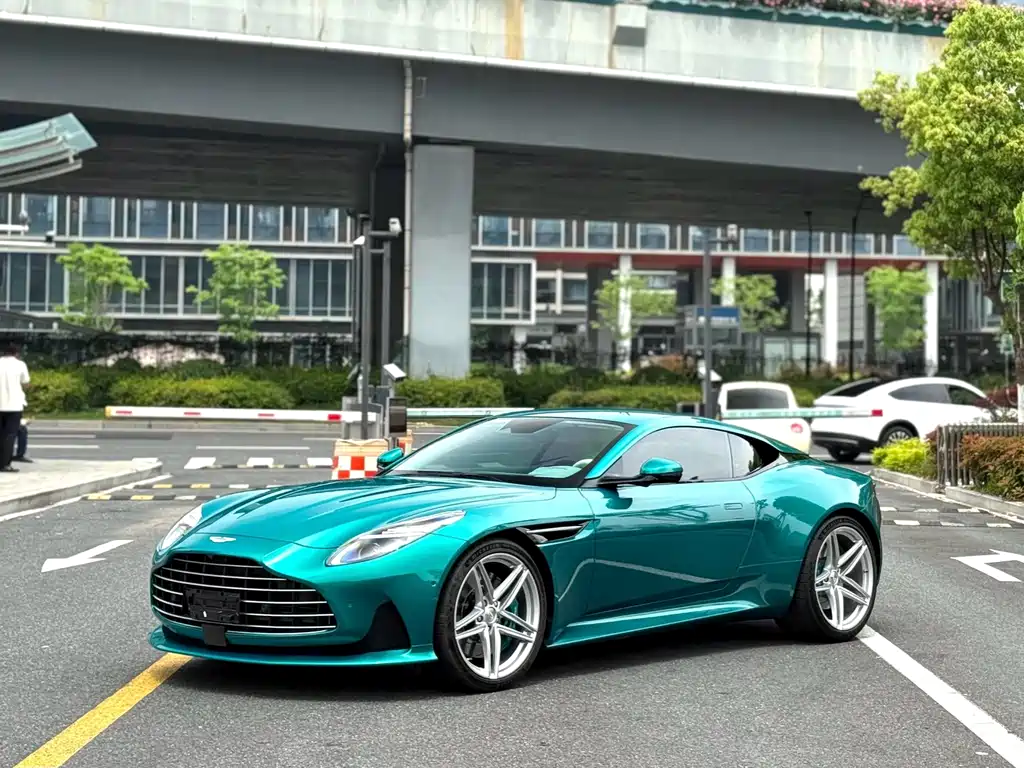 Aston Martin DB12 2025 — фото 3
