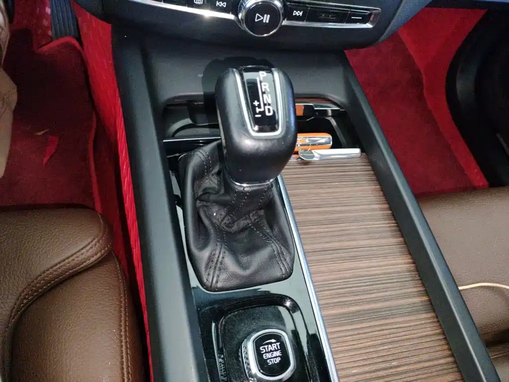 Volvo XC60 2021 — фото 10