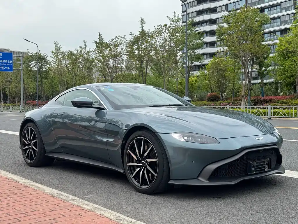 Aston Martin V8 Vantage 2019 — фото 3