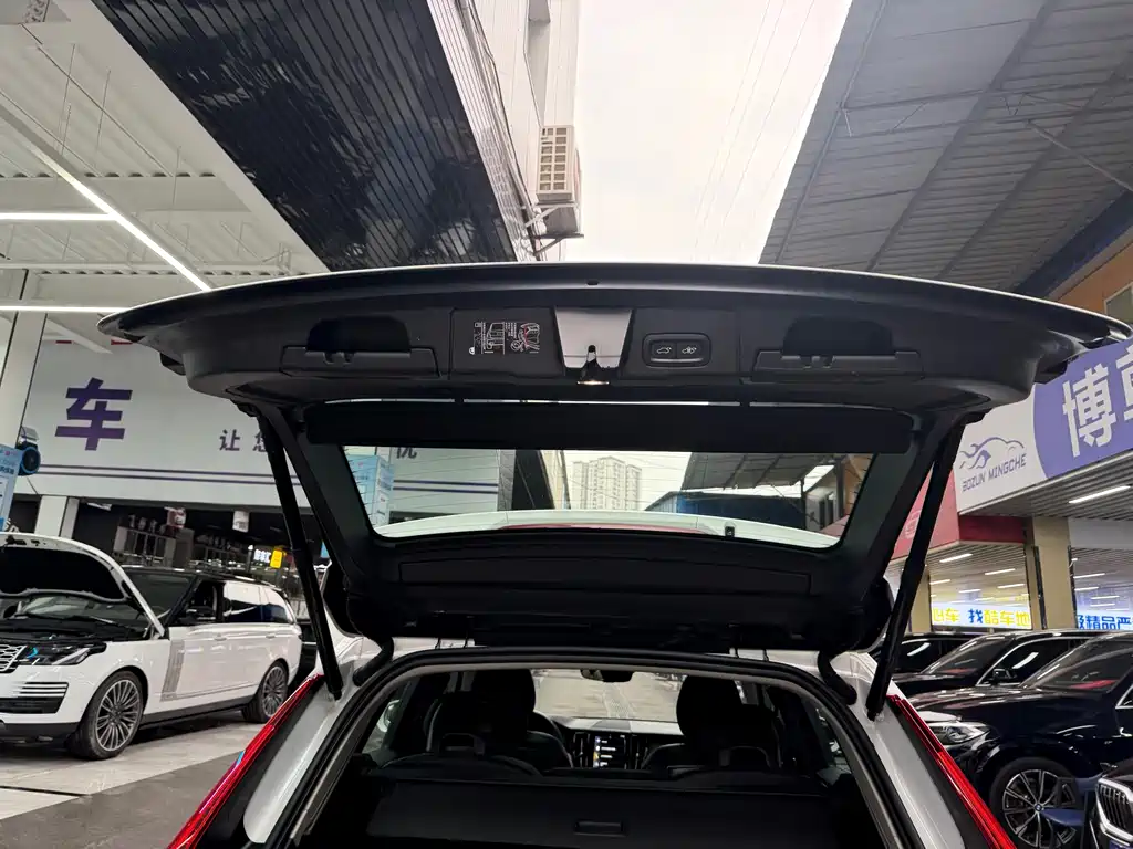 Volvo XC60 2018 — фото 17