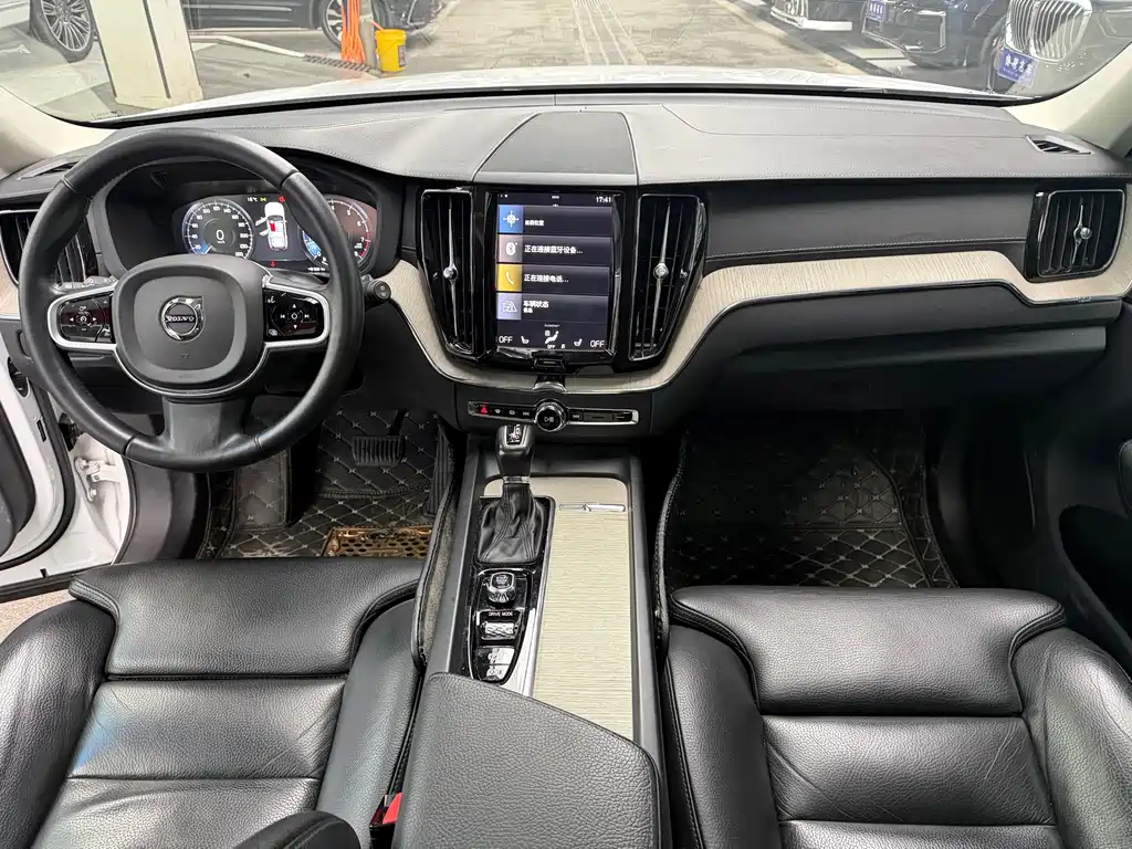 Volvo XC60 2018 — фото 11