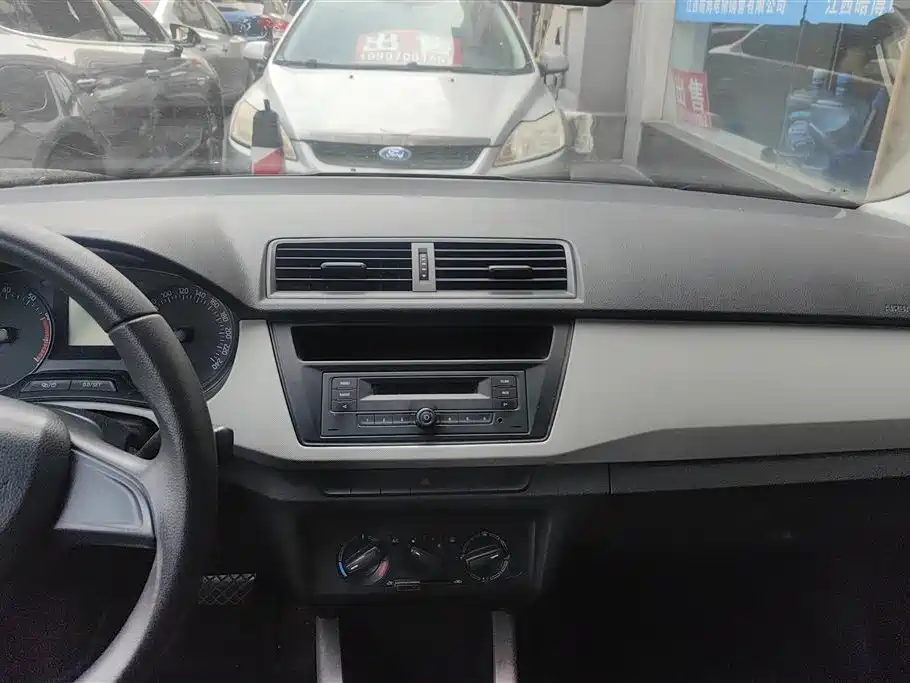 Skoda Fabia 2015 — фото 13