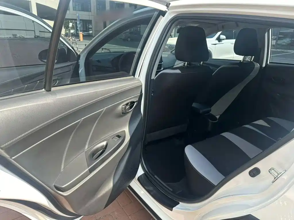 Toyota Yaris L 2022 — фото 12