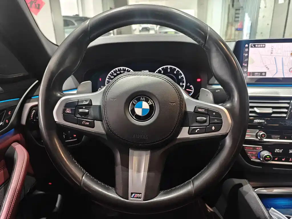BMW 5 Series 2019 — фото 10