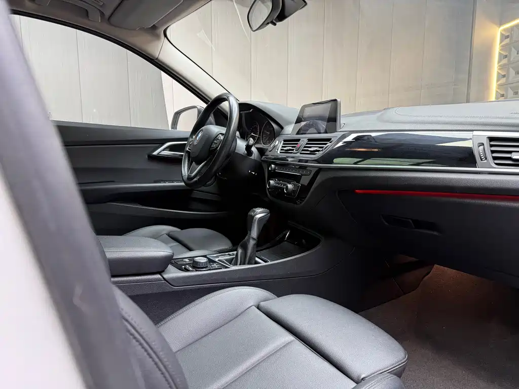 BMW 1 Series 2017 — фото 15
