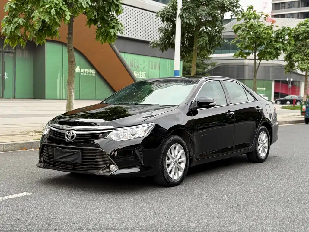 Toyota Camry 2015 — фото 1