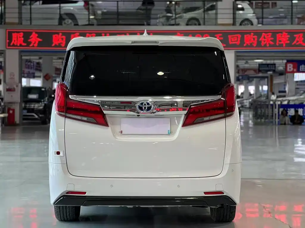 Toyota Alphard 2022 — фото 8