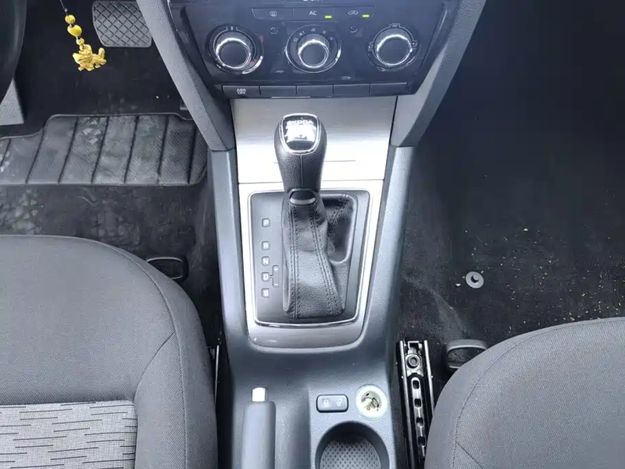Skoda Octavia 2015 — фото 16