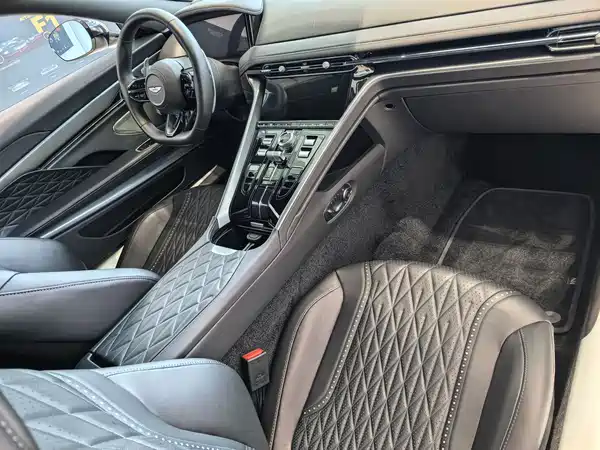 Aston Martin DB12 2025