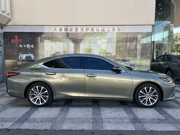 Lexus ES 2022