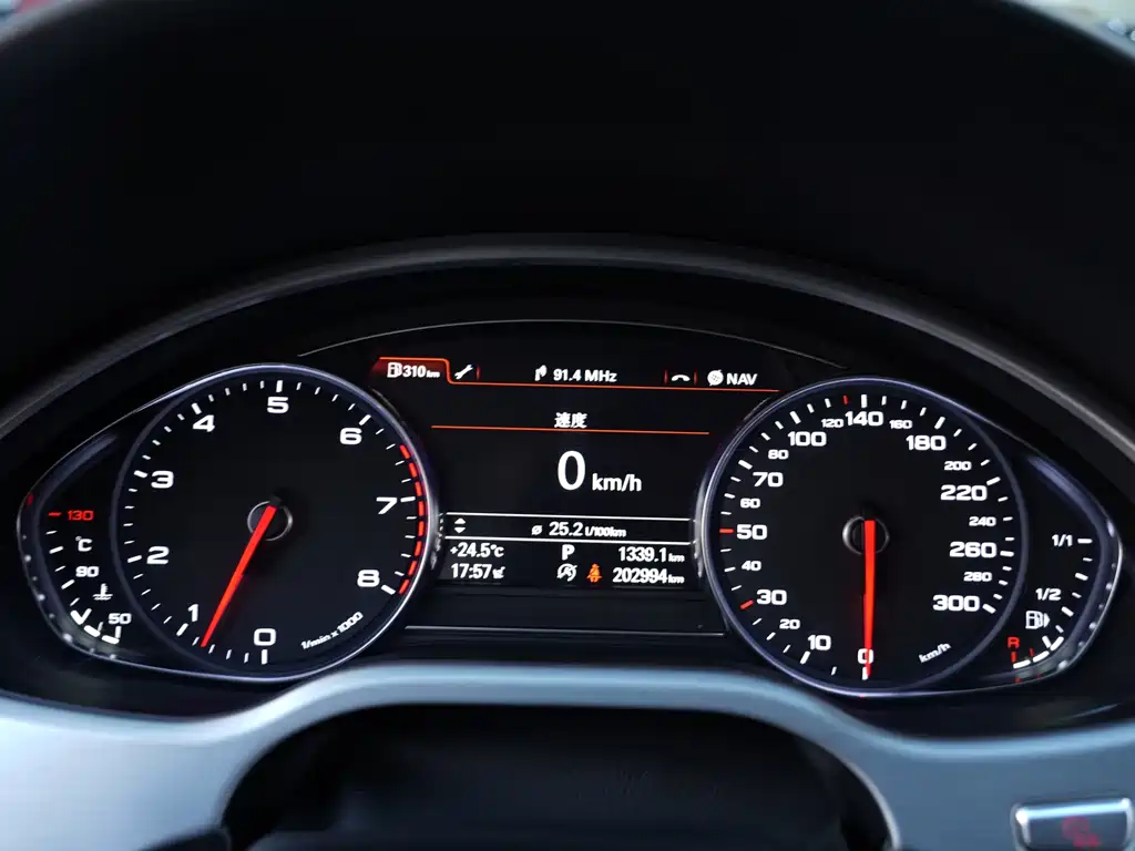 Audi A8 2015 — фото 22