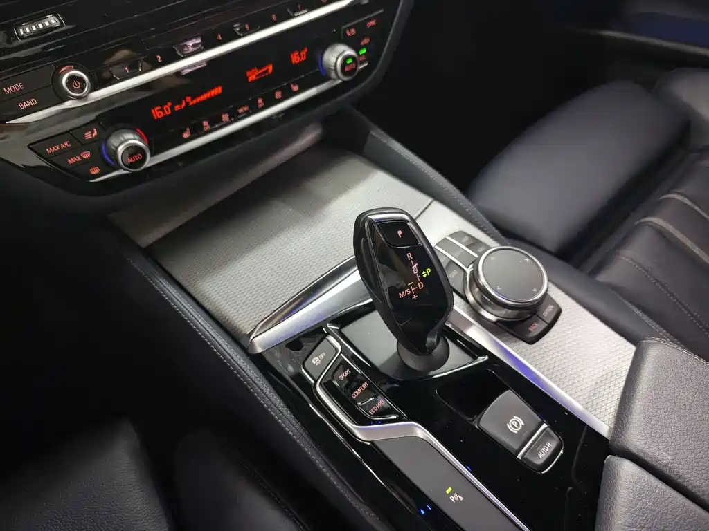 BMW 5 Series 2018 — фото 17