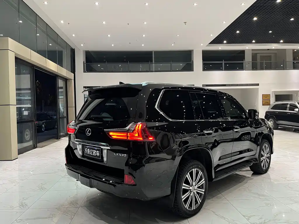 Lexus LX 2017 — фото 15