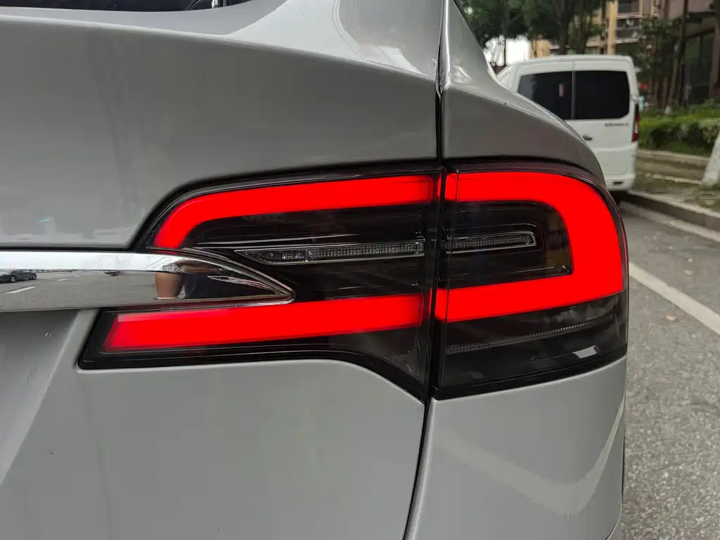 Tesla Model X 2018 — фото 12
