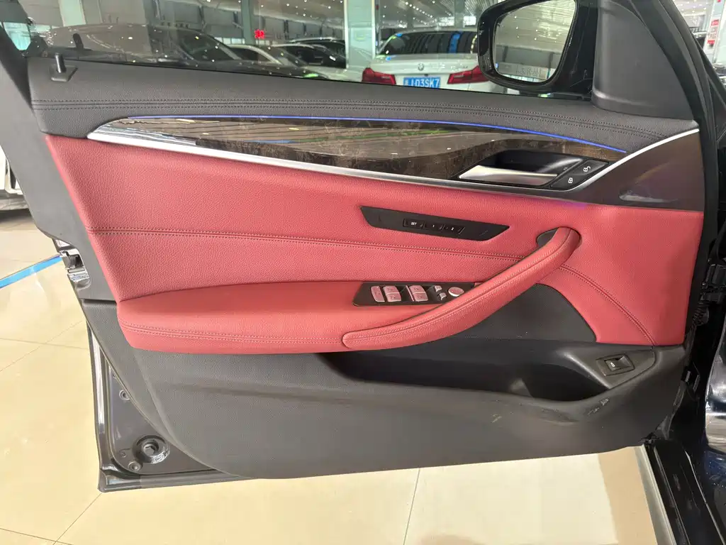 BMW 5 Series 2018 — фото 12