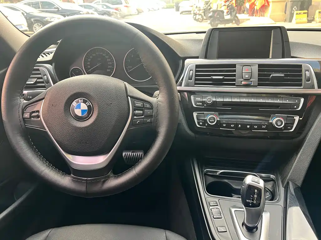 BMW 3 Series 2017 — фото 16