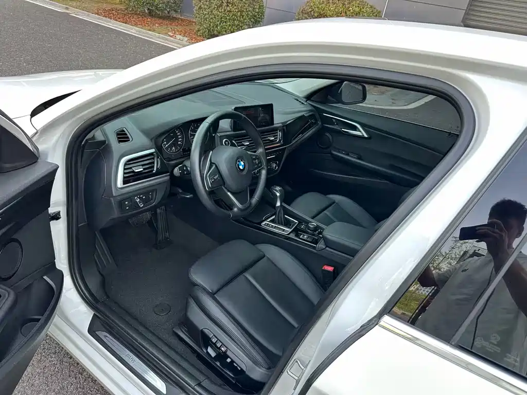 BMW 1 Series 2017 — фото 13