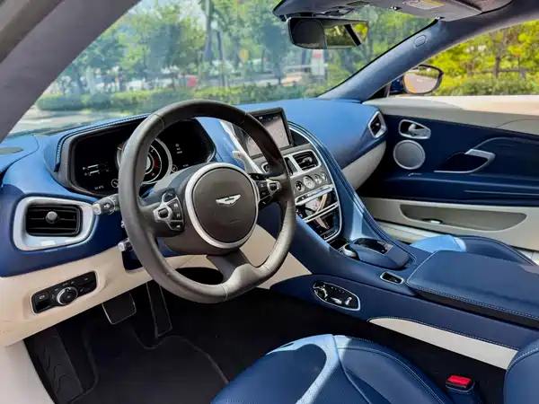 Aston Martin DB11 2020