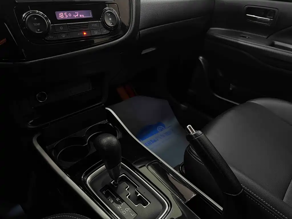 Mitsubishi Outlander 2022 — фото 13