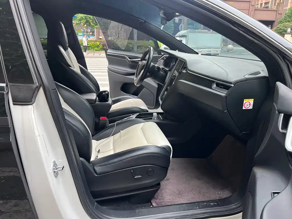 Tesla Model X 2018 — фото 16