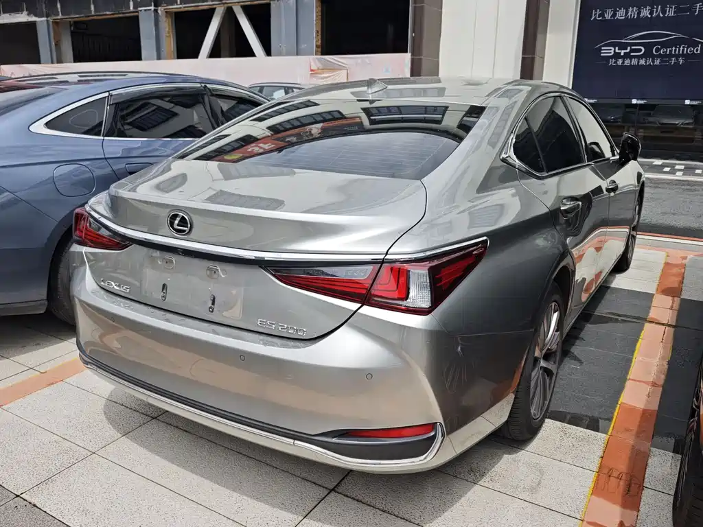 Lexus ES 2019 — фото 11