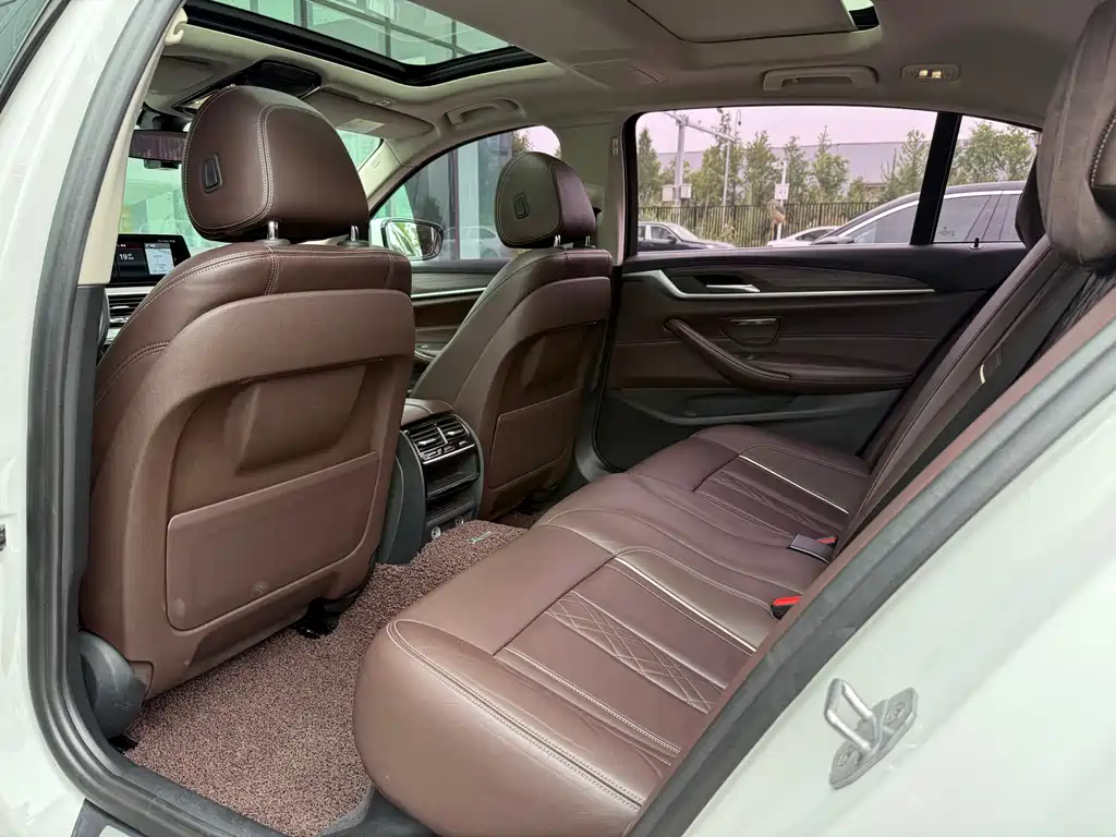 BMW 5 Series 2019 — фото 13