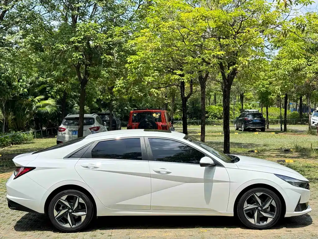 Hyundai Elantra 2022 — фото 10