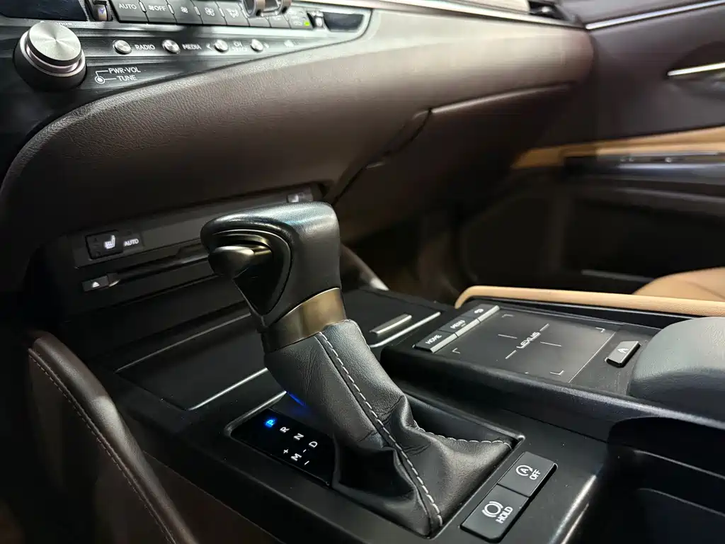 Lexus ES 2021 — фото 14