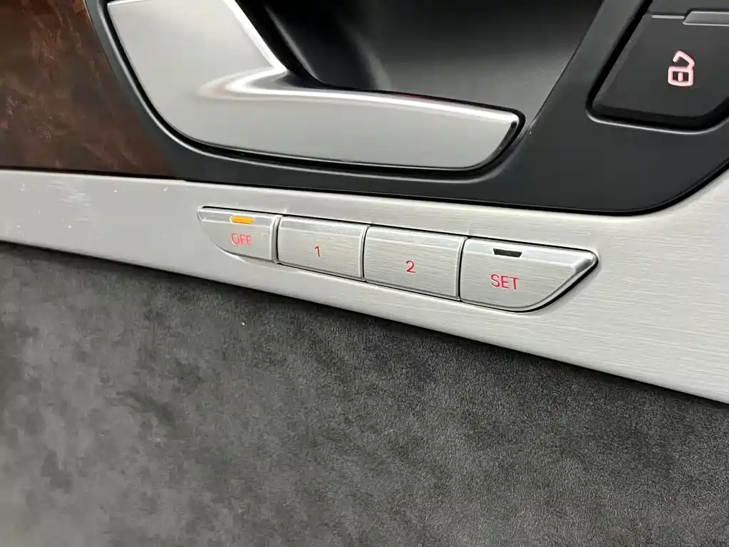 Audi A8 2012 — фото 13