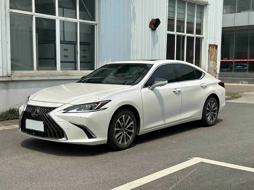 Lexus ES 2022 — фото 1