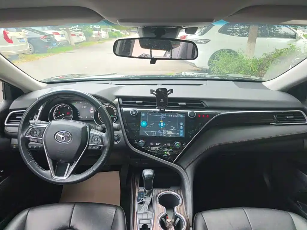 Toyota Camry 2021 — фото 10