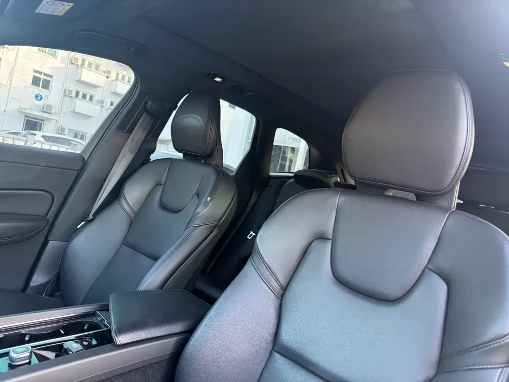 Volvo XC60 2022 — фото 16