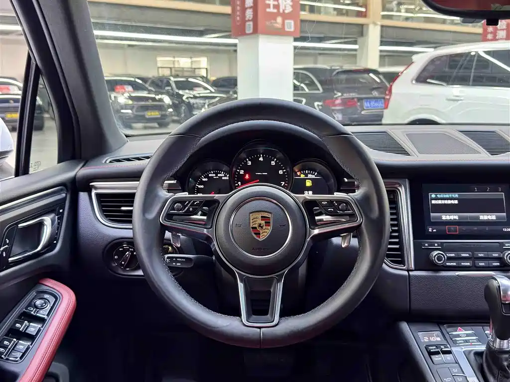 Porsche Macan 2017 — фото 10