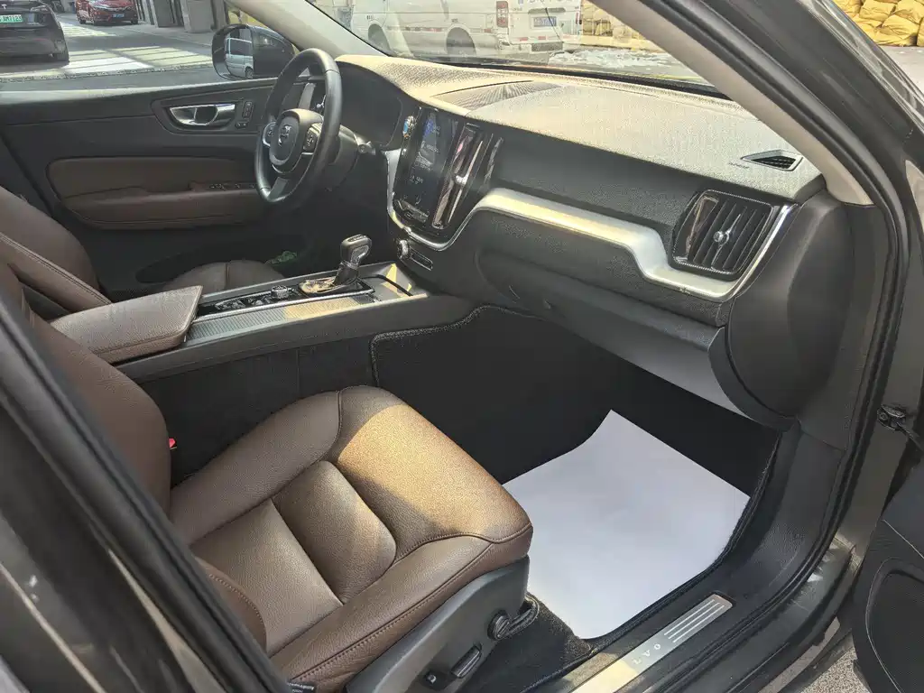 Volvo XC60 2018 — фото 10