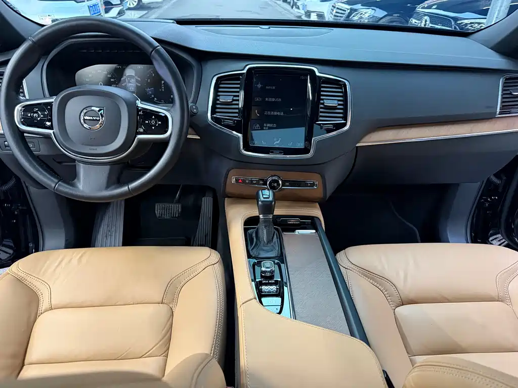 Volvo XC90 2018 — фото 16