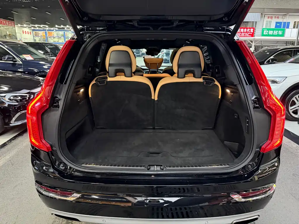 Volvo XC90 2018 — фото 23