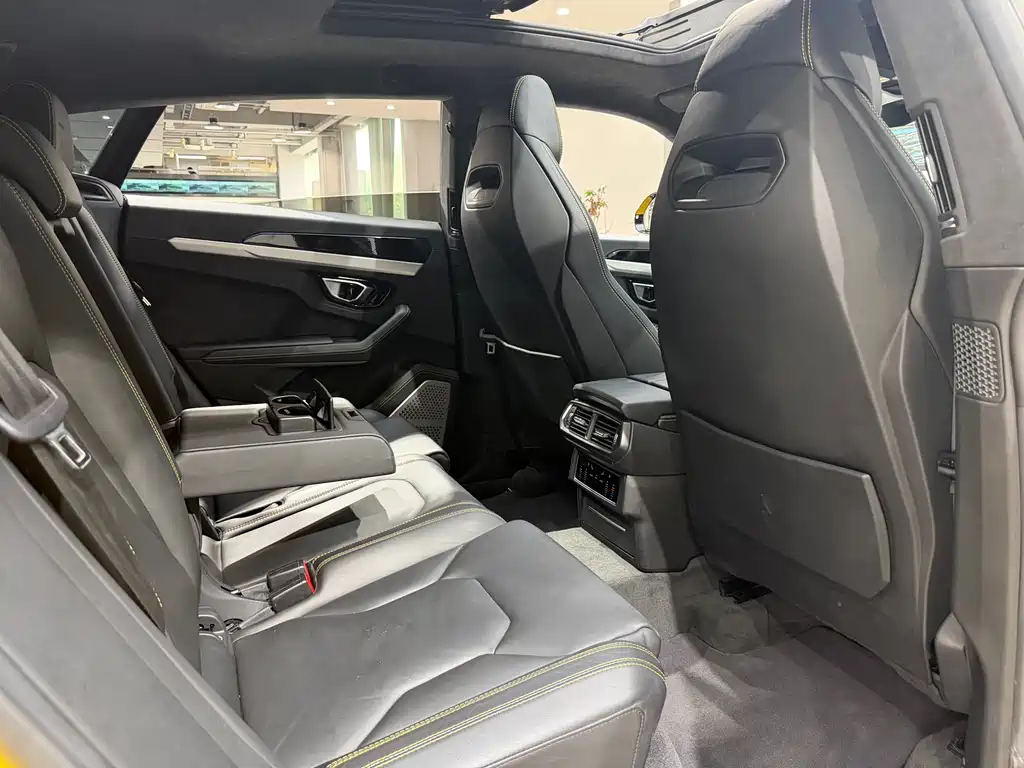 Lamborghini Urus 2019 — фото 15
