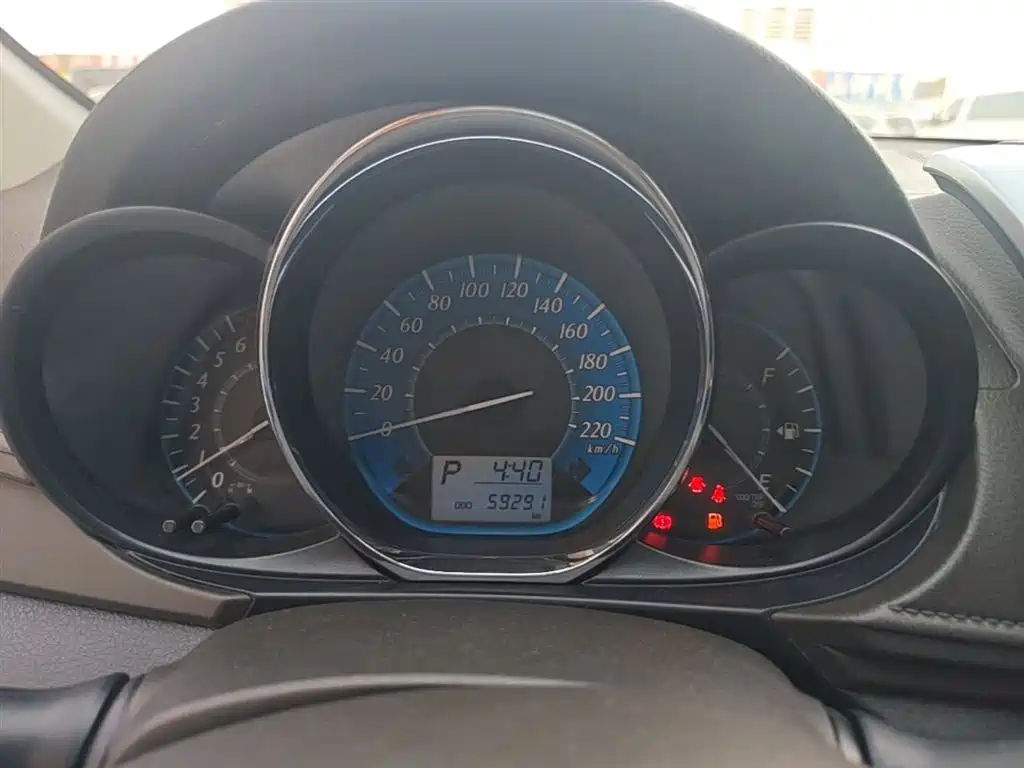 Toyota Yaris L 2015 — фото 12