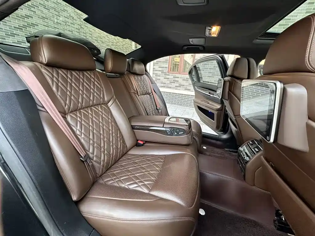 BMW 7 Series 2011 — фото 11