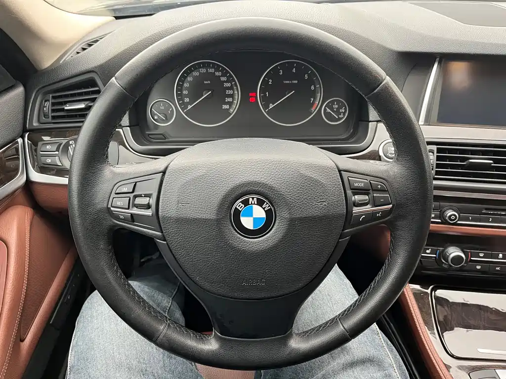 BMW 5 Series 2014 — фото 17