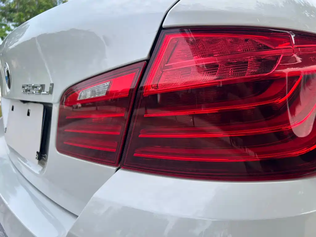 BMW 5 Series 2015 — фото 18