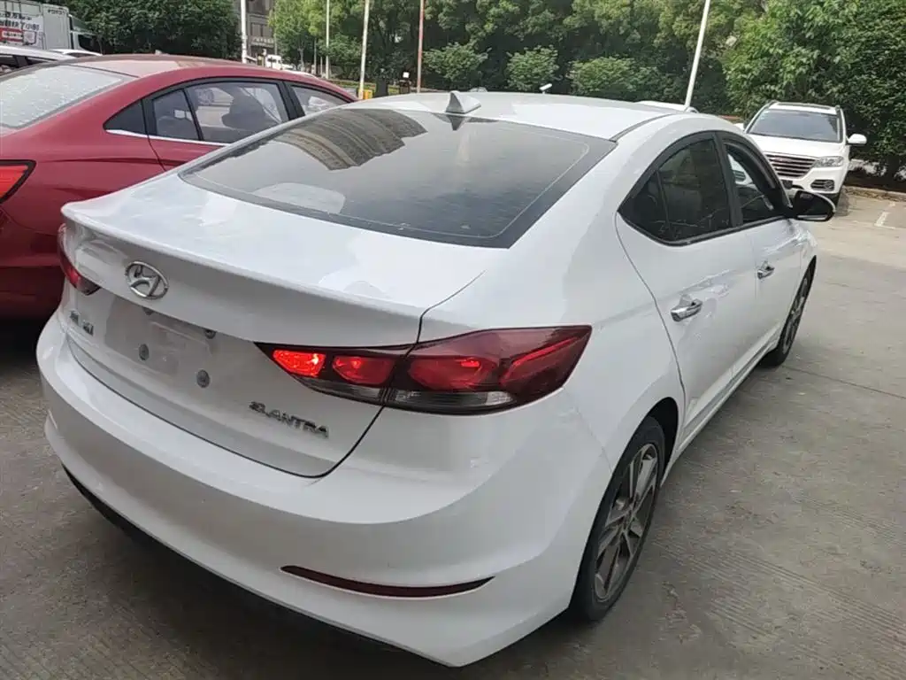 Hyundai Elantra 2018 — фото 7